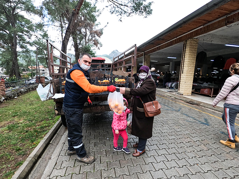 Marmaris’te Turunç Dağıtımı