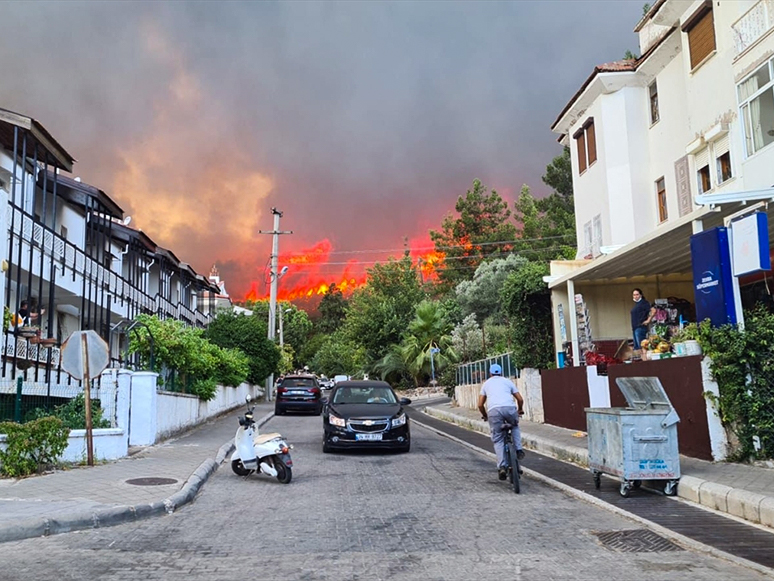 Marmaris'te Çıkan Orman Yangınına Müdahale Ediliyor