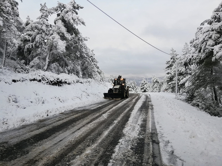 Muğla ve İlçelerinde Karla Kaplı Yollar Belediye Ekiplerince Açıldı