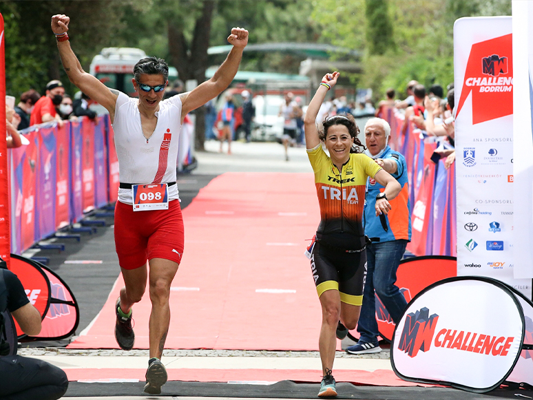 Man & Woman Challenge Triatlon Yarışı Renkli Görüntülere Sahne Oldu