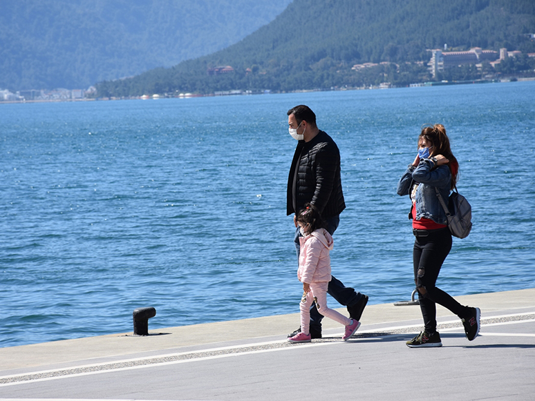 Turizm Merkezlerinde Vatandaşlar Güneşli Havanın Keyfini Çıkardı