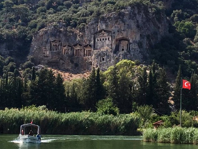 Dalyan'da Çamur Banyoları ve İztuzu Plajı Turistlerin Vazgeçilmezi Oldu