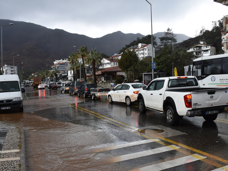 Marmaris'te Sağanakta Bazı İş Yerlerini Su Bastı, Ağaçlar Devrildi