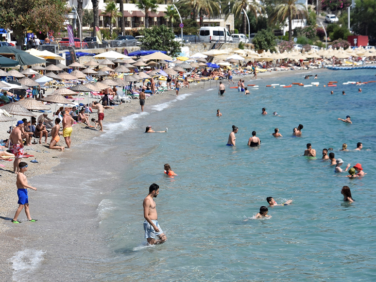 Turistik İlçelerdeki Sahillerde Sıcak Hava Nedeniyle Yoğunluk Yaşandı