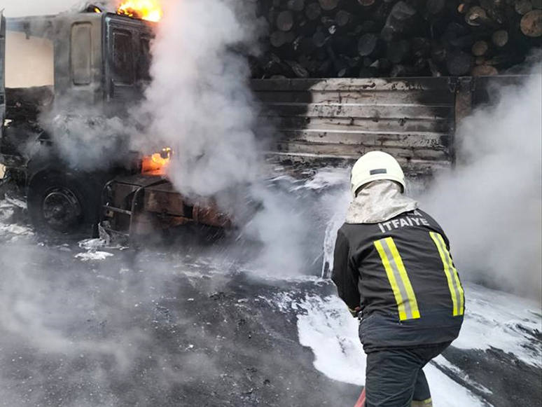 Seyir Halindeki Tomruk Yüklü Tırda Yangın Çıktı