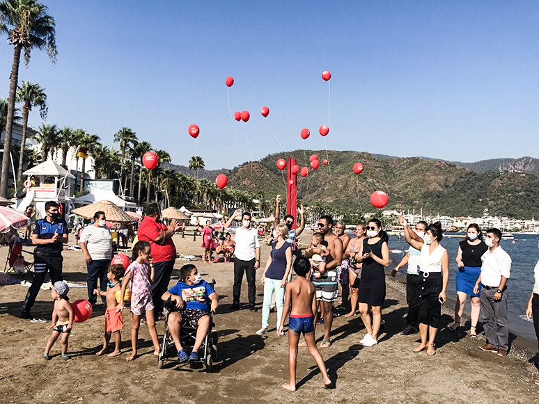 DMD Hastalığına Dikkat Çekmek İçin Plajda Balon Uçurdular