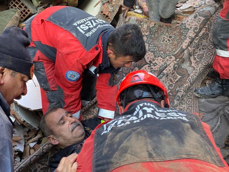 Büyükşehir Ekipleri Depremden 26 Kişiyi Kurtardı