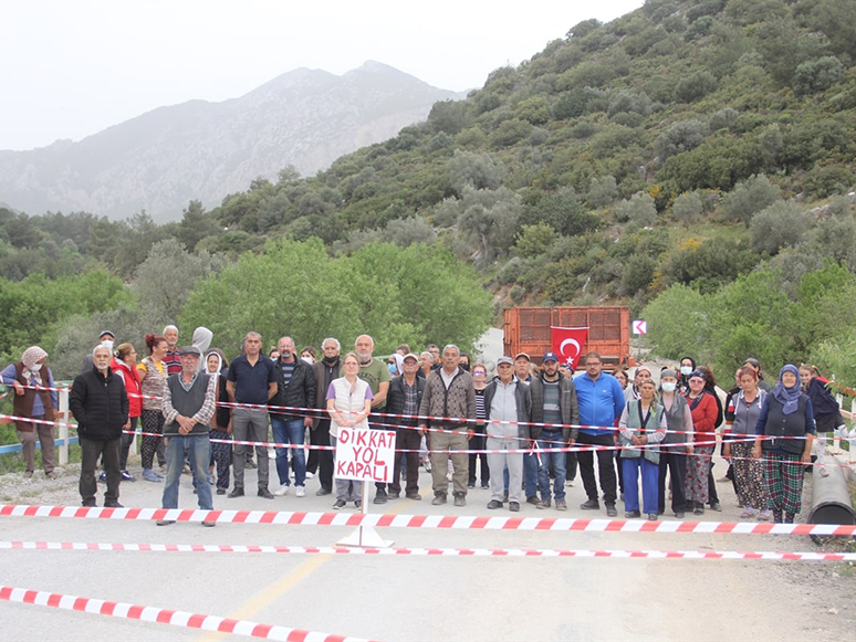 Datça'da Mahalle Sakinleri Yolu Ulaşıma Kapatarak Belediyeleri Protesto Etti