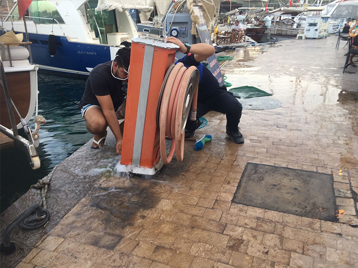 Datça'da Teknenin Yanaşırken Çarptığı Yangın Musluğunda Hasar Oluştu