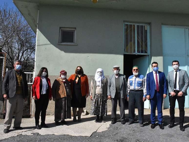 107 Yaşındaki Nasibe Kemiksiz'e Kadınlar Günü Ziyaretinde Yeni Kimliği Verildi