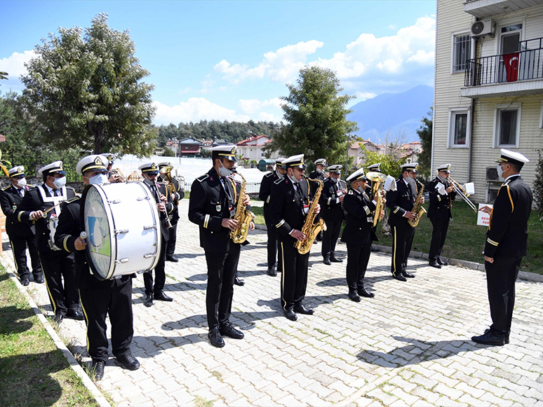 Belediyenin Bando Takımı Huzurevi Sakinleri İçin Çaldı