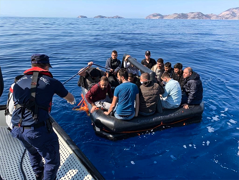 Marmaris'te Türk Kara Sularına İtilen 75 Düzensiz Göçmen Kurtarıldı