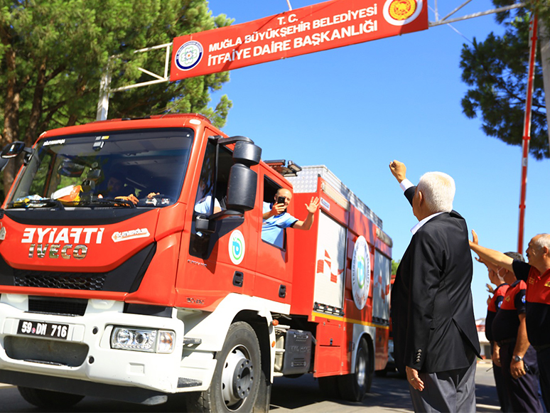 Yangına Müdahale Eden İtfaiye Ekipleri Alkışlarla Uğurlandı