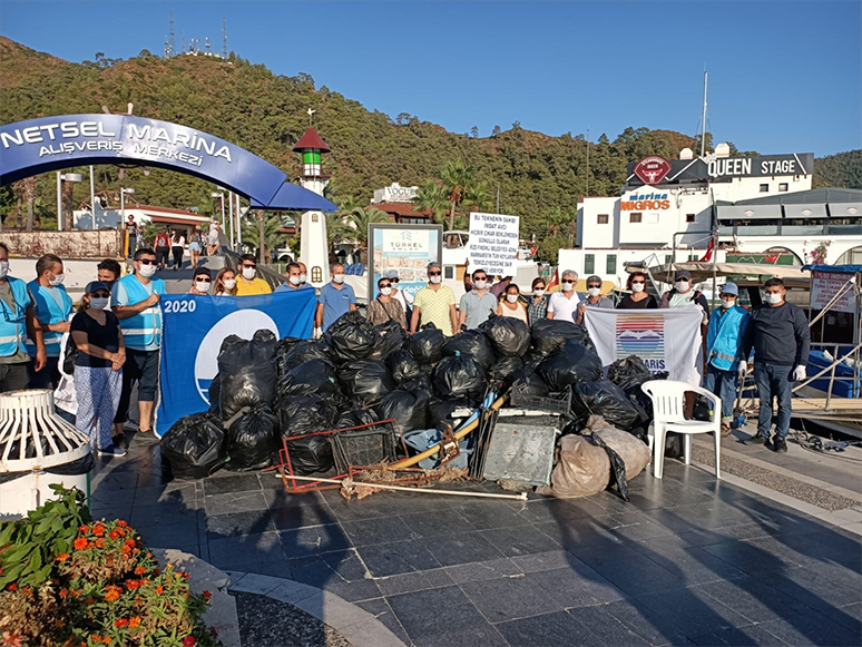 Gönüllülerden Marmaris Koylarında Çöp Temizliği