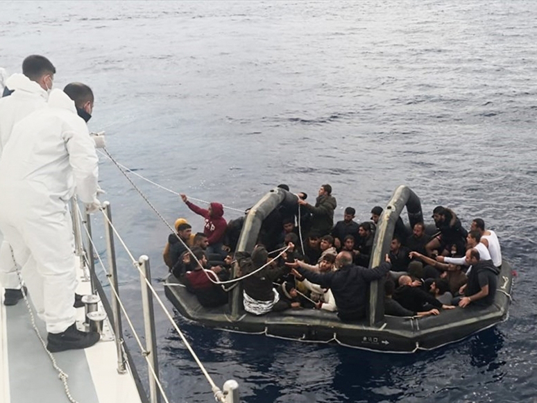 Türk Kara Sularına İtilen 232 Sığınmacı Kurtarıldı