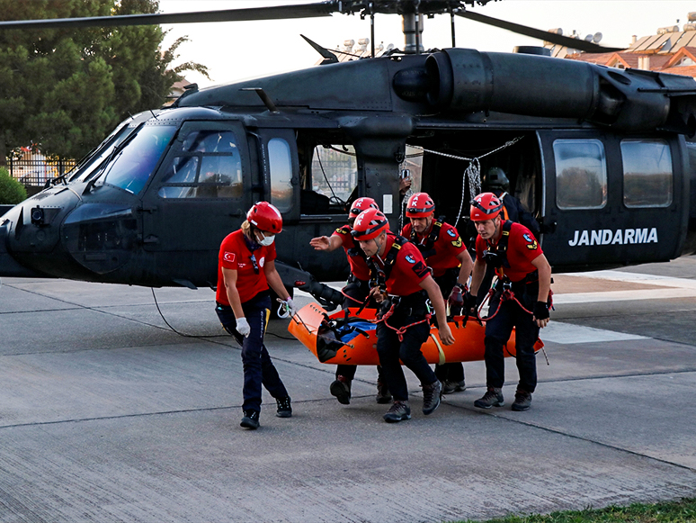 Fethiye'de Kayalıklara Düşen Yamaç Paraşütçüsü Helikopterle Kurtarıldı