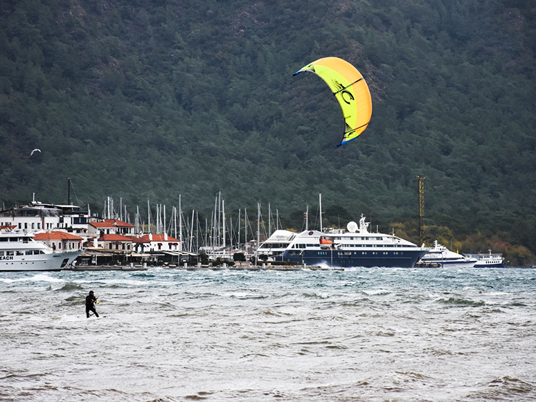 Marmaris'te Adrenalin Tutkunlarından Sörf Keyfi