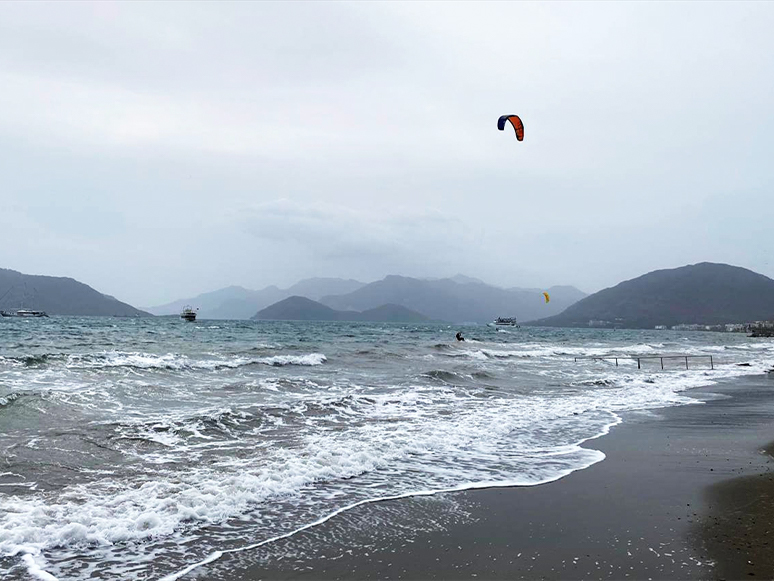 Marmaris'te Adrenalin Tutkunları Keşişlemede Sörf Yaptı