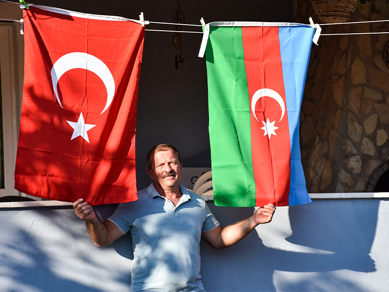 Azerbaycan Ekibince Yanmaktan Kurtarılan Evine Azerbaycan Bayrağı Astı