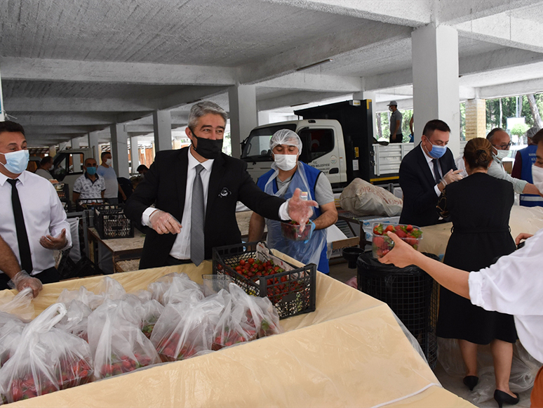 Marmaris’te Sebze ve Meyveler İhtiyaç Sahiplerine Ücretsiz Dağıtılıyor