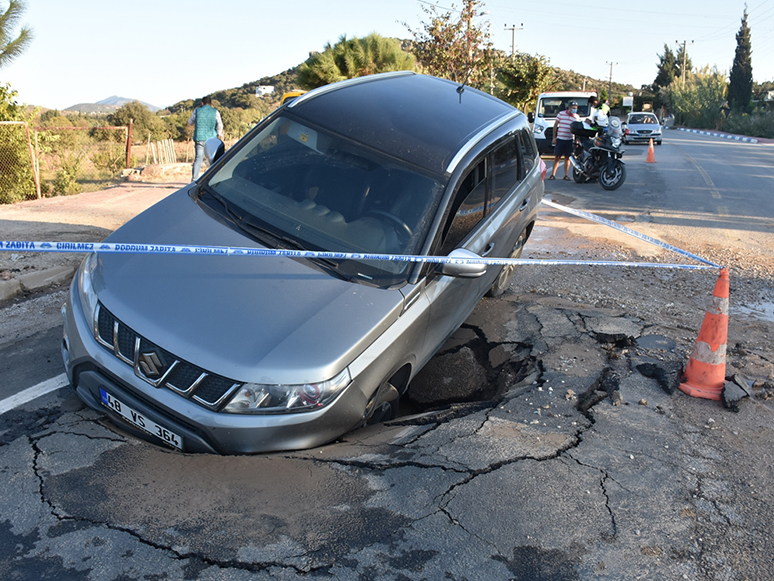 Bodrum’da Cip İçme Suyu Hattında Oluşan Çukura Düştü