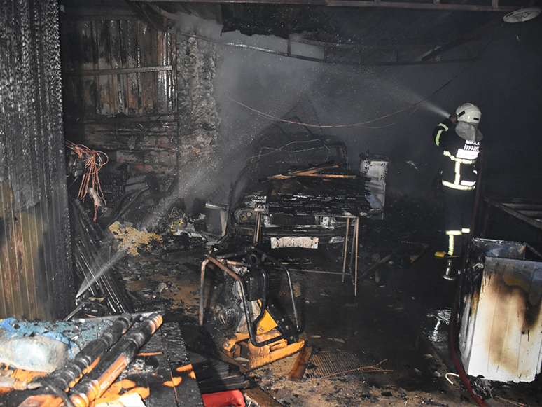 Muğla’da Bir Evde Yangın: Otomobil ve Eşyalar Yandı