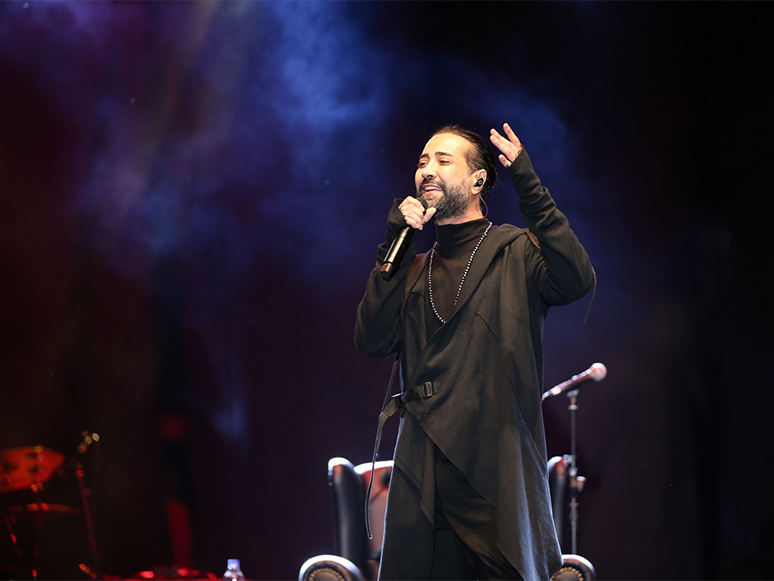 Şarkıcı Tan Taşçı, Yılbaşı Şenliği Kapsamında Bodrum'da Konser Verdi