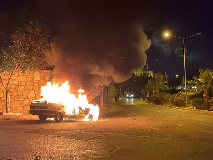 Bodrum'da Seyir Halindeyken Alev Alan Otomobil Tamamen Yandı