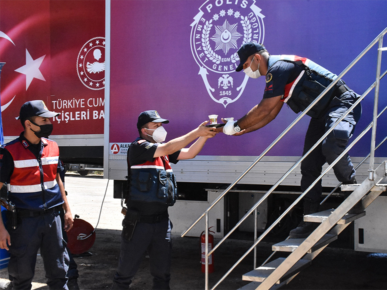 Emniyet Genel Müdürlüğünün Gezici Aşeviyle Yangın Bölgelerinde Sıcak Yemek Dağıtılıyor