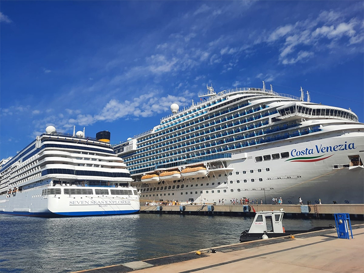 Costa Venezia ve Seven Seas Explorer Bodrum'a Yanaştı