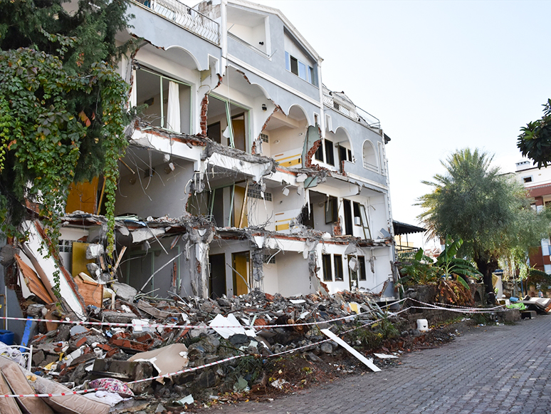 Marmaris'te Riskli Yapı Olduğu Tespit Edilen Apart Otelin Yıkımı Başladı