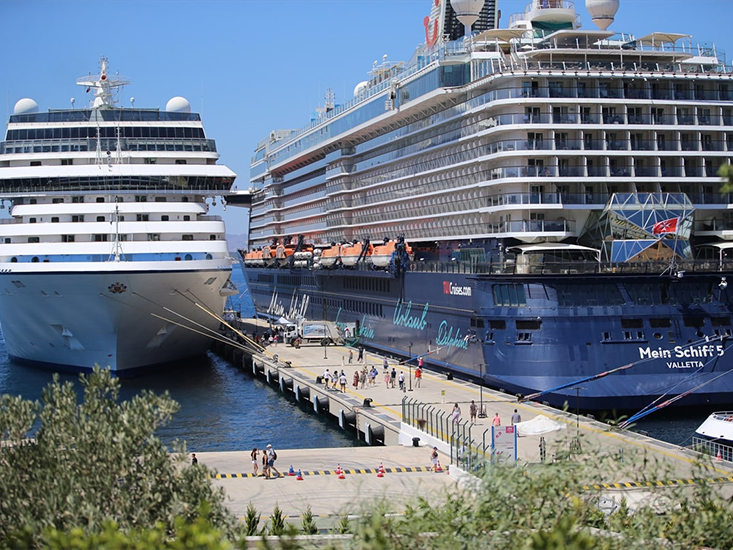 Mein Schiff 5 ve Riviera Bodrum'a Yanaştı