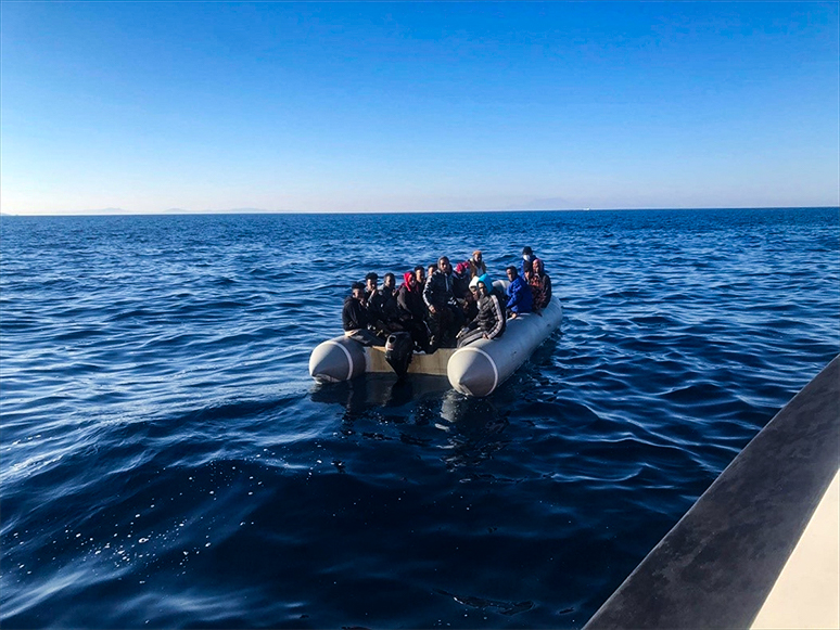 Türk Kara Sularına İtilen 306 Düzensiz Göçmen Kurtarıldı