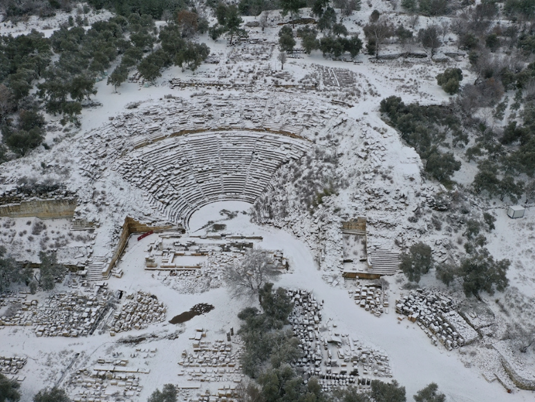 Stratonikeia ve Lagina Antik Kentleri Beyaz Örtüyle Kaplandı