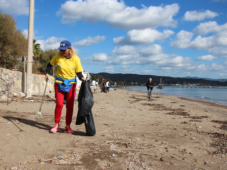 Bodrum'da Gönüllüler Fırtına Sonrası Sahilde Kıyı Temizliği Yaptı