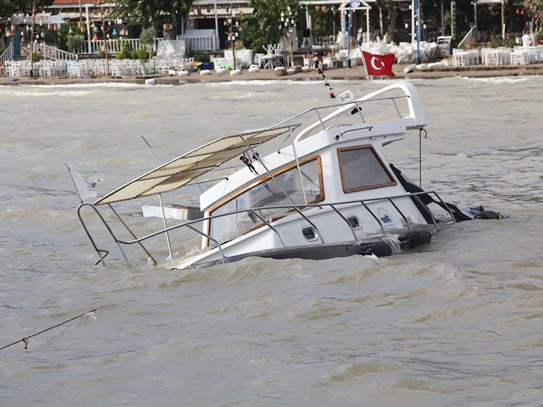 Muğla'da Etkili Olan Fırtınada Kayalıklara Çarpan Tekne Battı