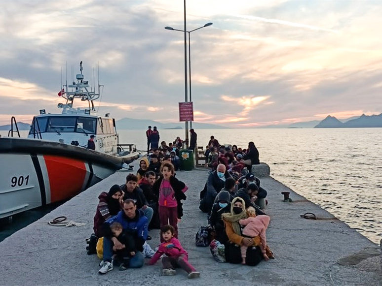 Bodrum'da Ahşap Teknedeki 79 Düzensiz Göçmen Kurtarıldı