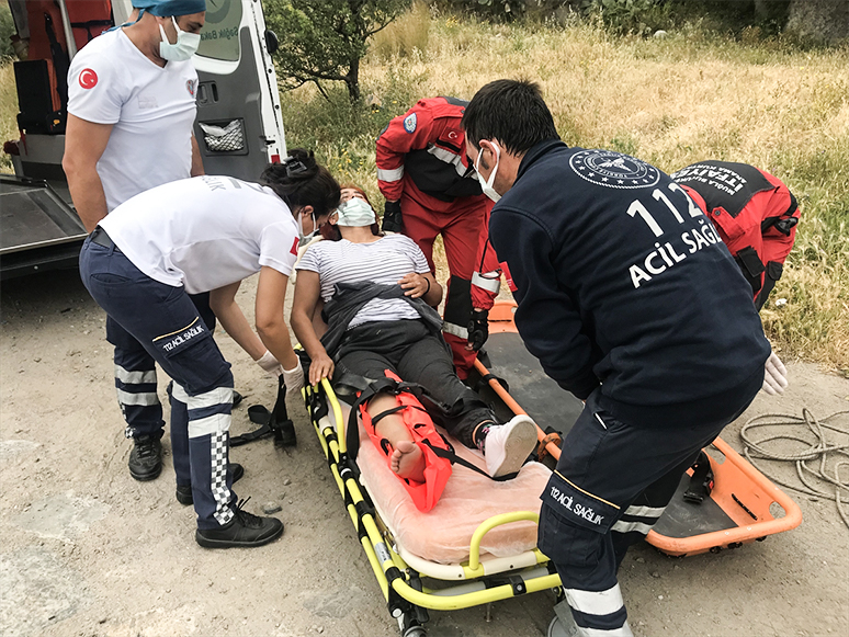 Doğa Yürüyüşünde Bacağı Kırılan Kadını İtfaiye ve Sağlık Ekipleri Kurtardı