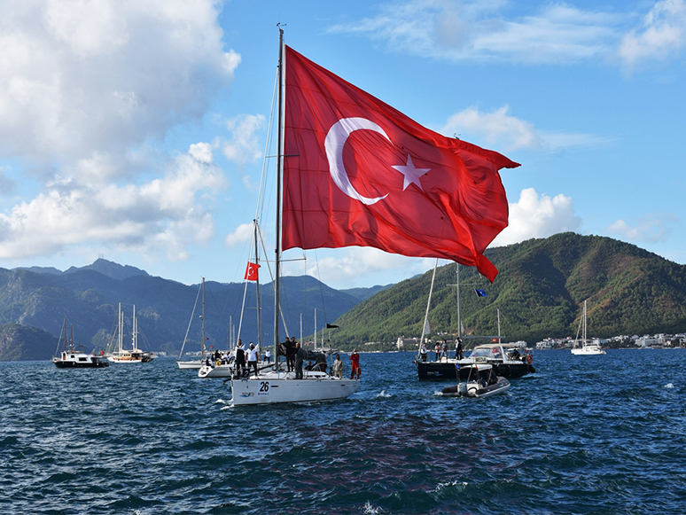 Marmaris’te Yelkenlilerden Türk Bayraklı Saygı Gösterisi