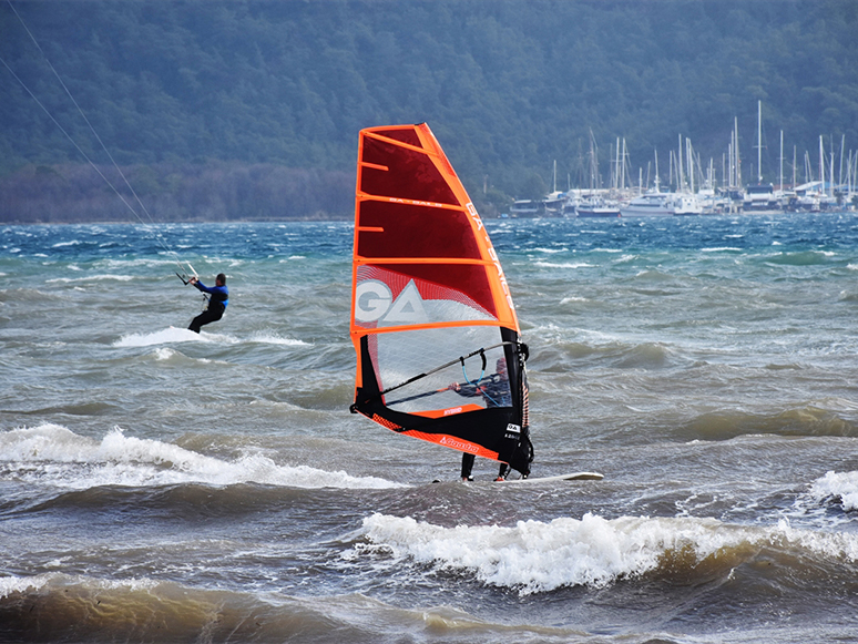 Marmaris'te Adrenalin Tutkunlarının Sörf Keyfi 