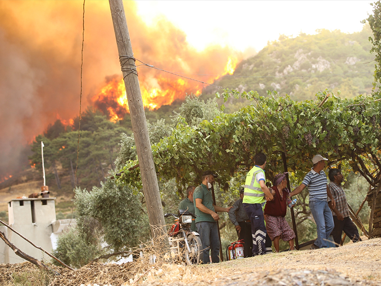 Milas'ta Yangının Tehdit Ettiği 2 Mahalledeki Vatandaşlar Tahliye Edildi