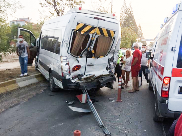 Muğla’da Tur Otobüsü ile Minibüs Çarpıştı: 3 Yaralı