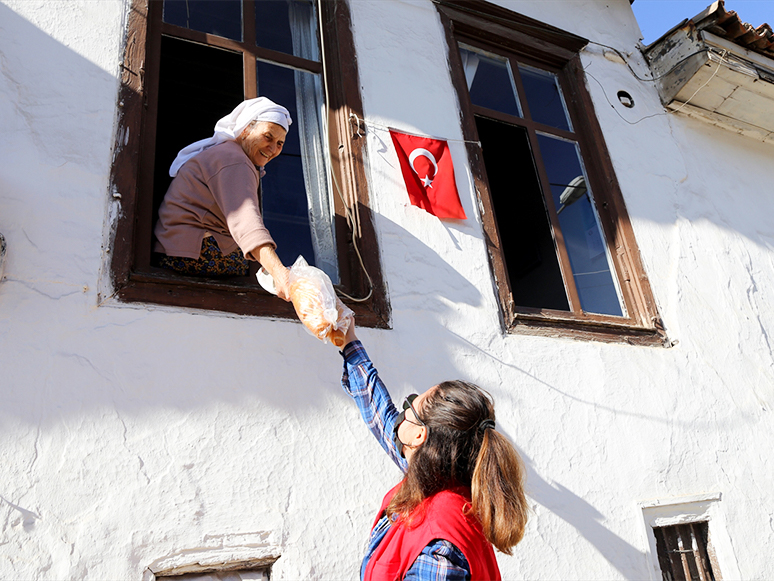 Kızılay Gönüllüleri Evlere Ekmek Götürdü