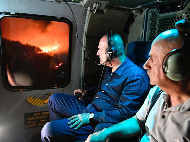Bakanlar Soylu ve Kirişci Marmaris'te Yangın Sahasını Gece Havadan İnceledi