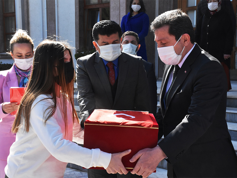 18 Mart'ta Çanakkale'de Göndere Çekilecek Türk Bayrağı Muğla'ya Ulaştı