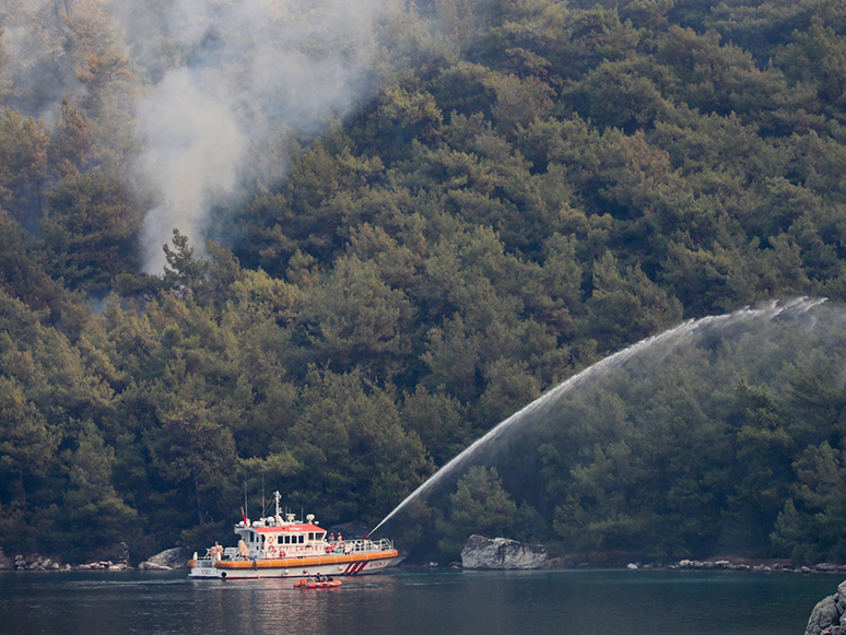 Marmaris'teki Orman Yangınına, Gemiyle Denizden Müdahale Ediliyor