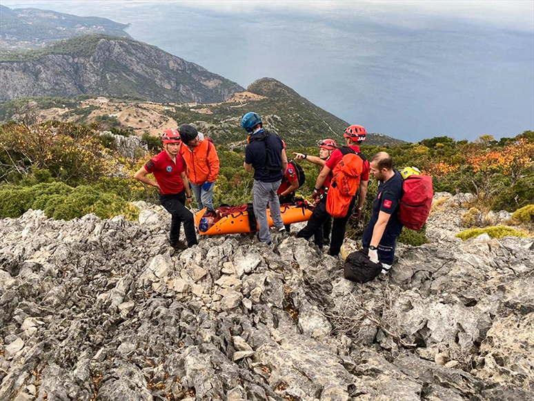 Fethiye'de Kayalık Alana Düşen Rus Yamaç Paraşütü Pilotu Kurtarıldı