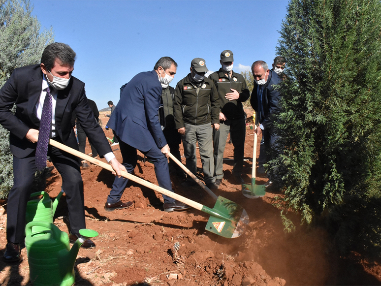 Geleceğe Nefes Olacak Fidanlar Toprakla Buluşturuldu