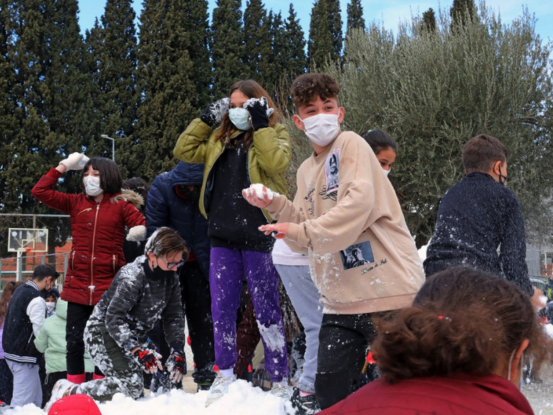 Muğla'da Çocuklar Kamyonla Getirilen Karla Eğlendi