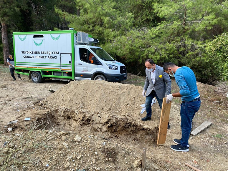 Hayatını Kaybeden İngiliz’in Cenazesini Belediye Ekipleri Defnetti